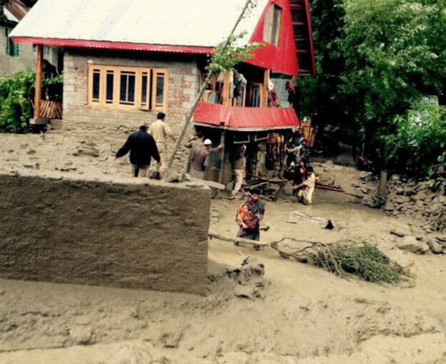 कश्मीर में बादल फटने से दो अमरनाथ यात्रियों सहित चार की मौत