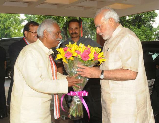 श्रम सम्मेलन को संबोधित करते हुए प्रधानमंत्री नरेंद्र मोदी ने कहा, किसान और मजदूर ही बनाते हैं देश