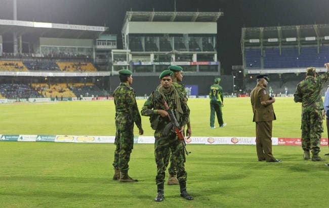 पाक-श्रीलंका मैच के दौरान दर्शकों ने की पत्‍थरबाजी, रोकना पड़ा मैच