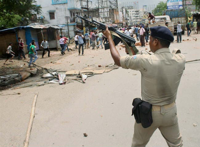 स्टील सिटी जमशेदपुर में कर्फ्यू से जनजीवन प्रभावित, कल भी रहेंगे स्कूल बंद