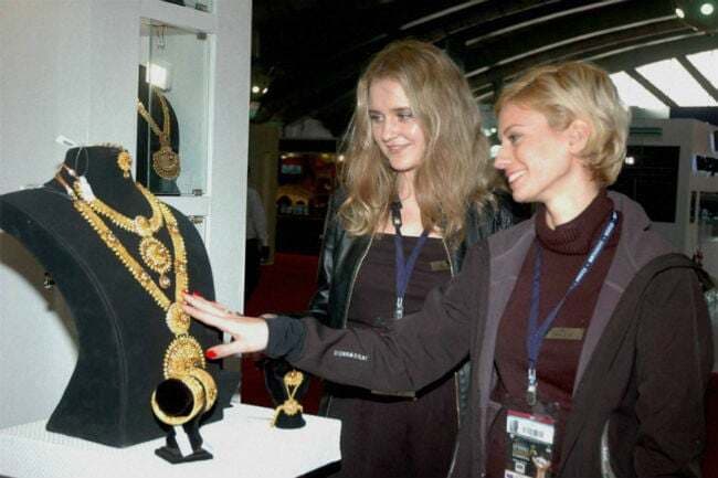 सोने की कीमत में रिकॉर्ड गिरावट, लेकिन खरीदने के लिए करें अभी और इंतजार