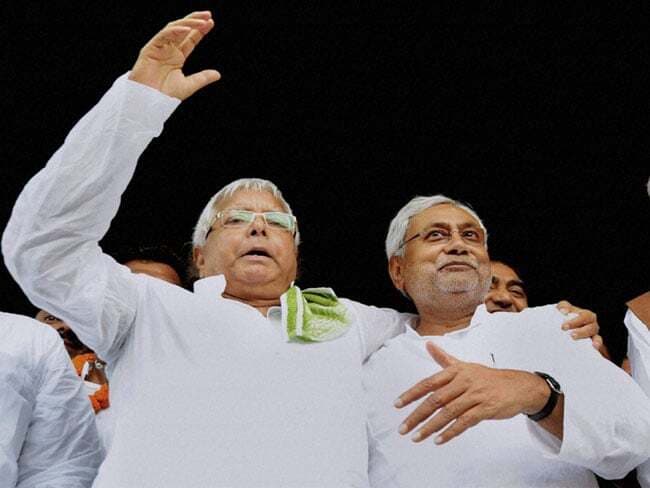 लालू के घर पहुंचे नीतीश, सीटों के बंटवारे, भविष्य का एजेंडा व प्रचार के तरीके पर हुई लंबी चर्चा