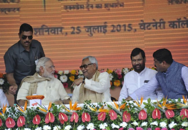 पीएम मोदी का नीतीश ने किया स्वागत, पूराने व प्रिय साथी कह जमकर बटोरी तालियां