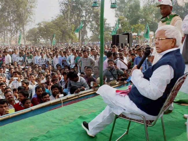 धरने पर बैठे लालू प्रसाद, नरेंद्र मोदी को बताया ''कालिया नाग''