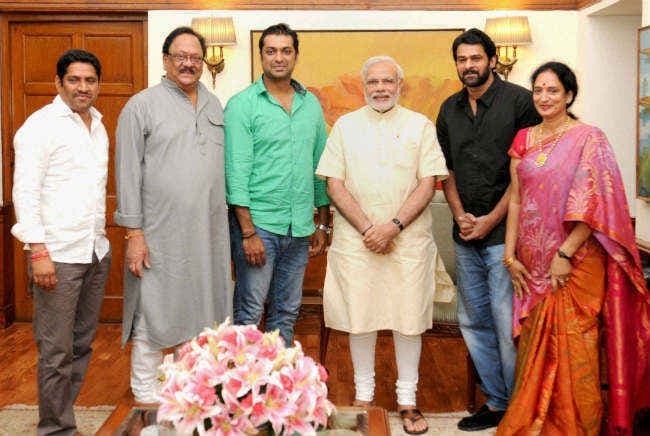 प्रधानमंत्री मोदी से मिले ”बाहुबली” स्टार प्रभाष, फिल्म देखने का निमंत्रण