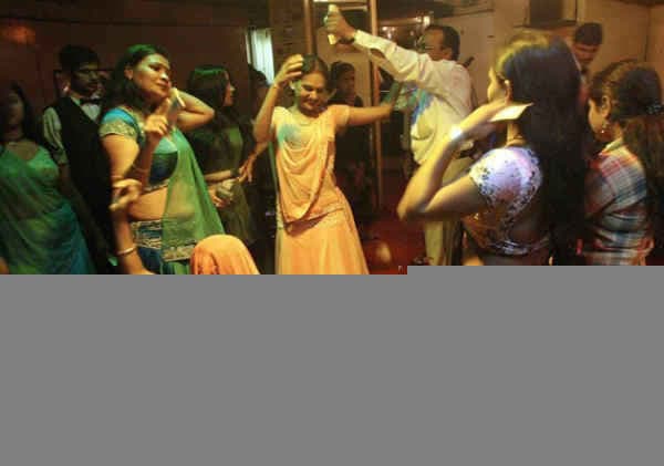 कोलकाता में पनप रहे हैं अवैध डांस बार