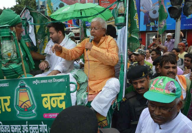 बिहार बंद के दौरान लालू अपने समर्थकों के साथ गिरफ्तार, जमकर मचाया उत्पात, यातायात ठप