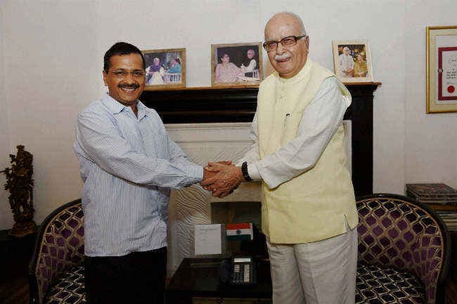 आडवाणी से मिले केजरीवाल, कई मुद्दों पर हुई चर्चा