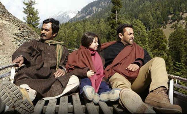 पाकिस्तान में छाई ''बजरंगी भाईजान'', सिनेमाघरों के बाहर दिखी दर्शकों की भारी भीड़