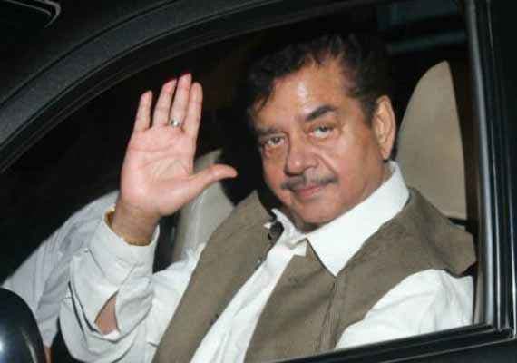 एयरपोर्ट पर एक बार फिर शत्रुघ्न की नीतीश से हुई मुलाकात