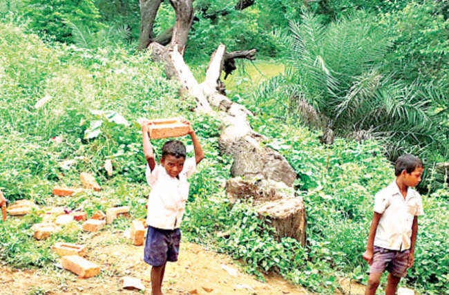 स्कूल में बच्चों से मजदूरी करवाते पकड़ाये शिक्षक