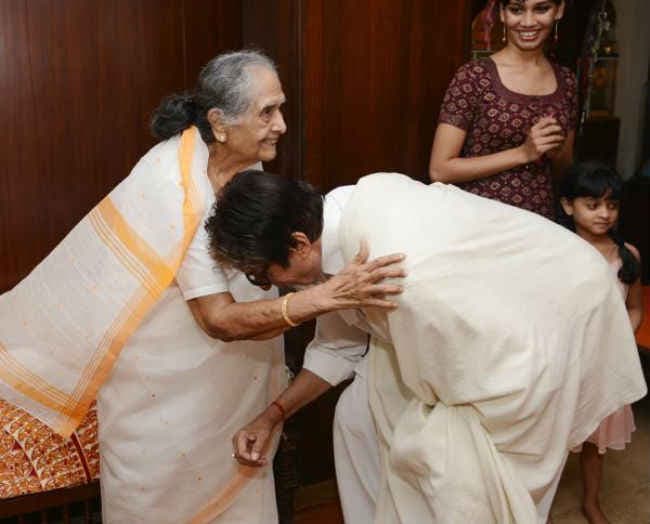 ''मां'' सुलोचना से मिलने पहुंचे अमिताभ बच्‍चन