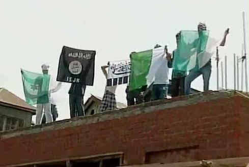 फिर श्रीनगर में लगे भारत विरोधी नारे, लहराया ISIS और पाकिस्‍तान का झंडा