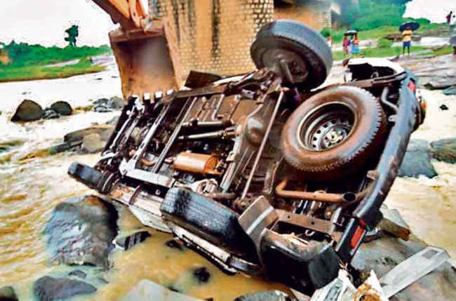 खूंटी में सात लोग मरे, इलाहाबाद जा रहे थे, स्कॉरपियो तजना नदी में गिरी