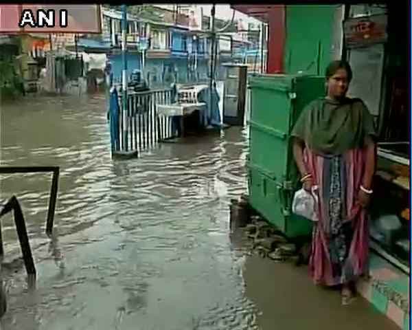 कीमोन इफैक्ट : कोलकाता में भारी बारिश से रेल और विमान सेवा प्रभावित