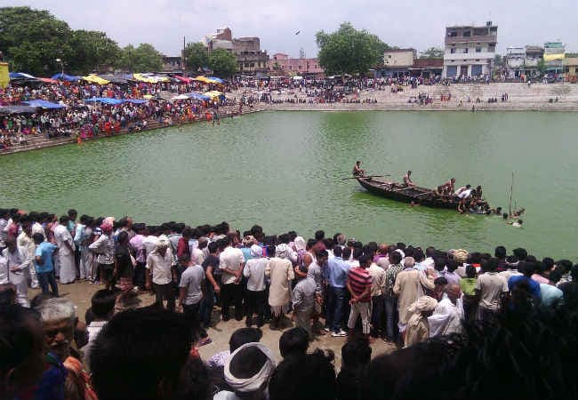 बिहार: बह्मपुर में मंदिर के पास तालाब में डूबा बोलेरो, 5 बच्चे का शव बरामद, 6 बच्चे थे सवार