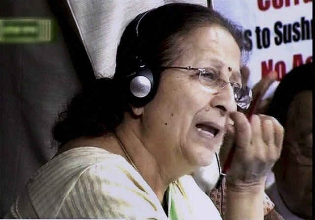 कांग्रेस के 44 में से 25 सांसद सस्पेंड, सोनिया ने बताया काला दिन