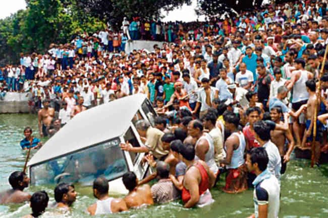 बक्सर के ब्रह्मेश्वर नाथ मंदिर परिसर में हादसा, तालाब में घुसी बोलेरो पांच बच्चों की मौत