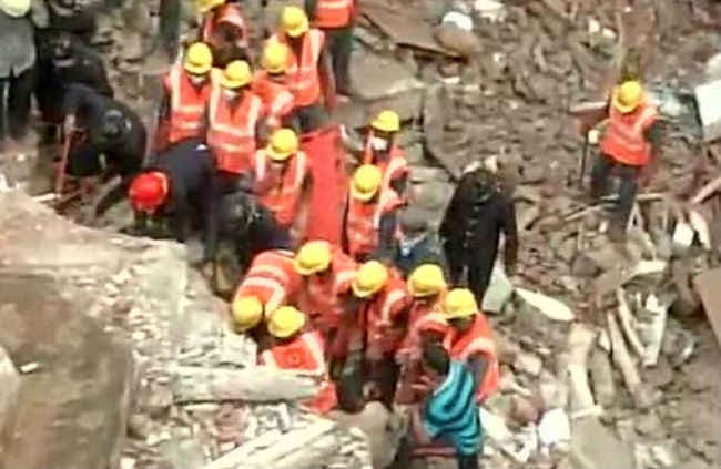 महाराष्‍ट्र के ठाणे में 50 साल पुरानी इमारत ढही, 12 की मौत