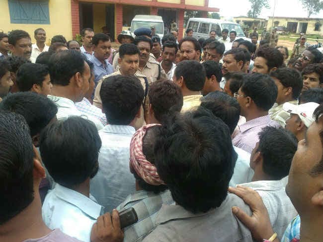 रिश्वत लेने के आरोप में चान्हों बीडीओ गिरफ्तार, ग्रामीणों के विरोध के बाद निगरानी ने छोड़ा