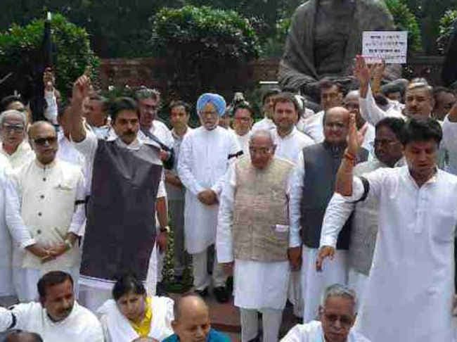 संसद परिसर में कांग्रेस का धरना आज भी जारी, राज्यसभा की कार्यवाही दिन भर के लिए स्थगित