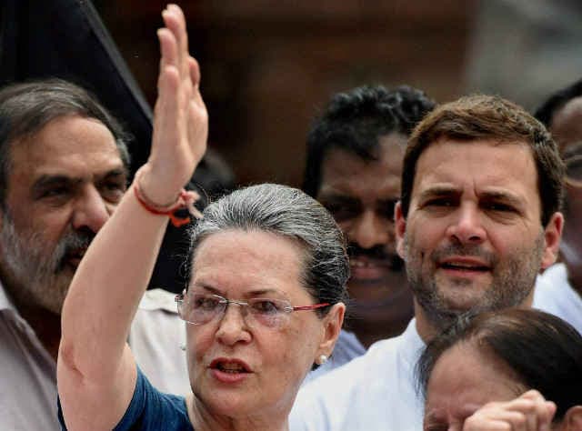 25 कांग्रेस सांसदों का निलंबन : सोनिया गांधी ने कहा कल भी देंगे धरना, शरद यादव व शत्रुघ्न का मिला समर्थन