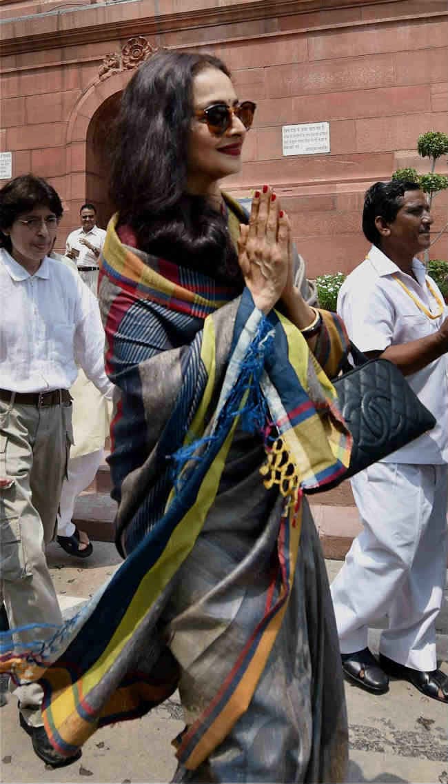 राज्यसभा की कार्यवाही में हिस्सा लेने संसद पहुंची रेखा