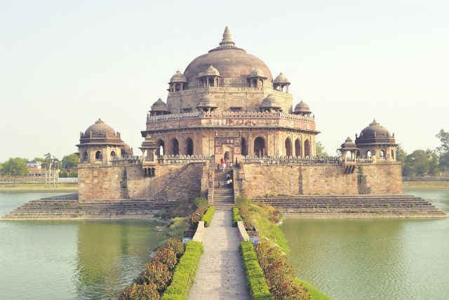 टिकट को लेकर मारा-मारी