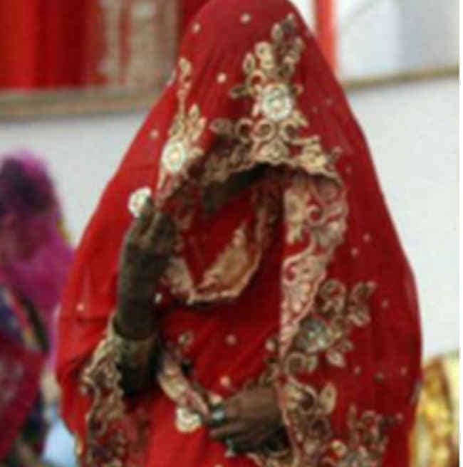 शादी के दूसरे दिन जब पति ने पत्नी को बिना मेकअप के देखा तो........