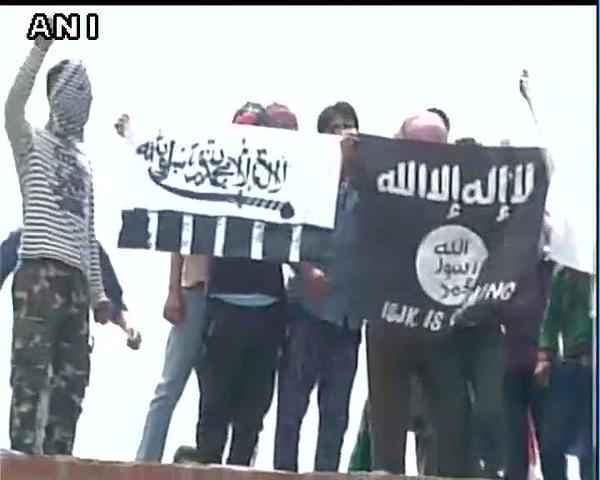 एक बार फिर जम्‍मू-कश्‍मीर में लहराये गये ISIS के झंडे