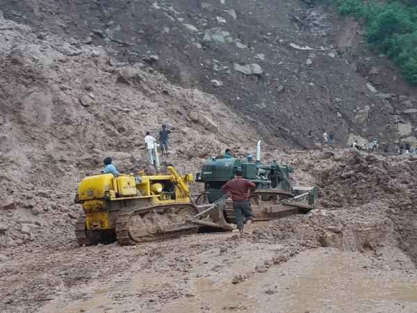 भूस्खलन के कारण श्रीनगर राजमार्ग बंद, अमरनाथ यात्रा रूकी
