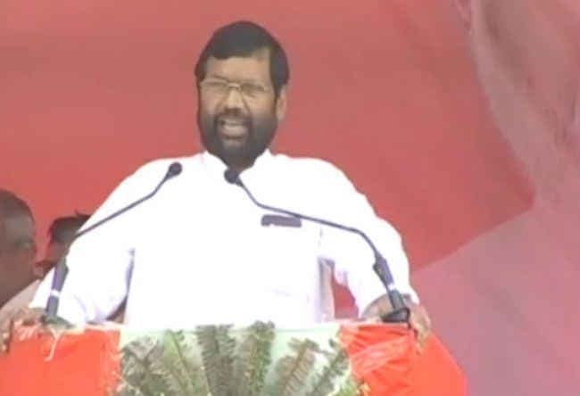 पढें गया के परिवर्तन रैली में नरेंद्र मोदी के अलावा किन-किन नेताओं ने लालू-नीतीश पर साधा निशाना