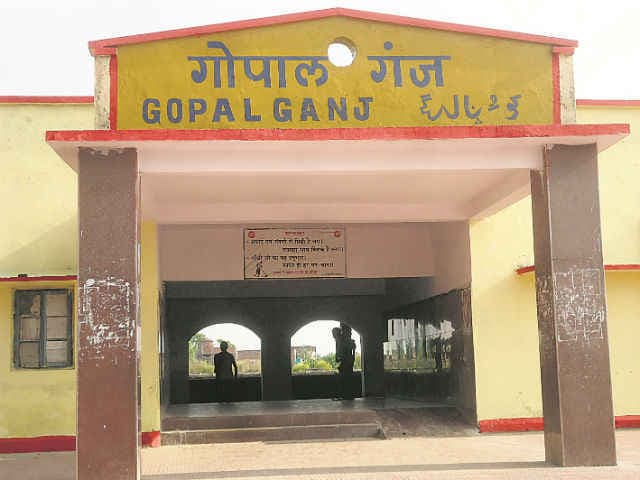 सारे मोहरे अभी नेपथ्य में