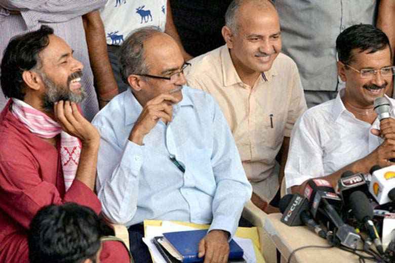 योगेंद्र यादव समर्थकों ने मिलने पहुंचे संजय सिंह को धक्का देकर वापस लौटाया