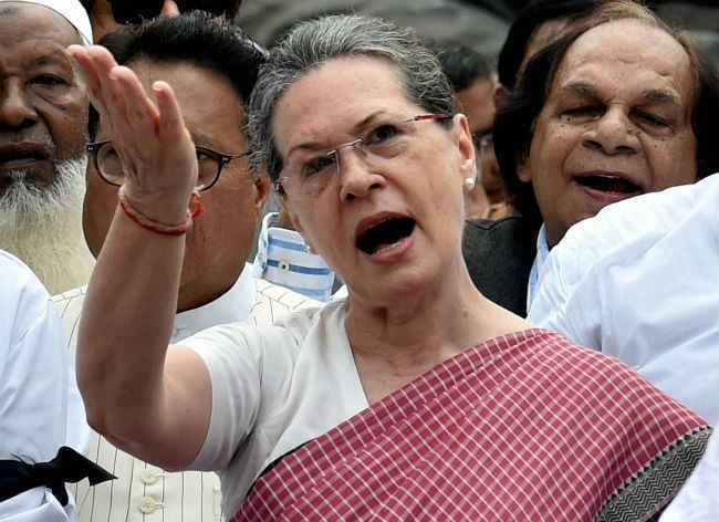 अपने ऊपर की गयी टिप्पणी के खिलाफ 11 साल बाद वेल में पहुंचीं सोनिया गांधी