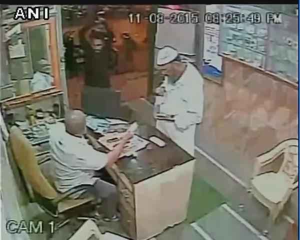 मुंबई के भीड़भाड़ वाले इलाके में एक व्यक्ति ने किया दुकानदार पर तलवार से हमला, देखें वीडियो