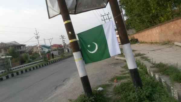 अलगाववादियों ने जम्मू-कश्मीर में फिर लहराया पाकिस्तानी झंडा