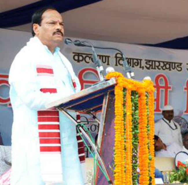 सीएम रघुवर दास ने फहराया तिरंगा कहा- जल्द ही झारखंड के गांवों को करेंगे रौशन