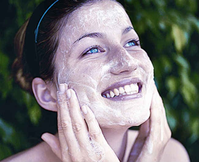 सॉल्ट स्क्रब से बढ़ाएं चेहरे की रौनक