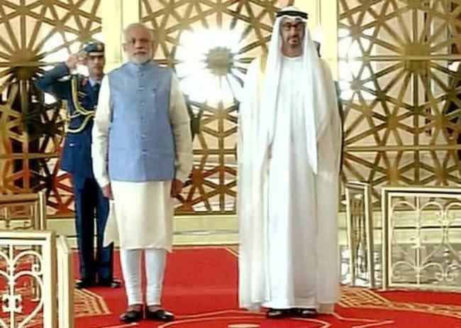 UAE पहुंचने पर प्रधानमंत्री नरेंद्र मोदी का किया गया भव्‍य स्‍वागत