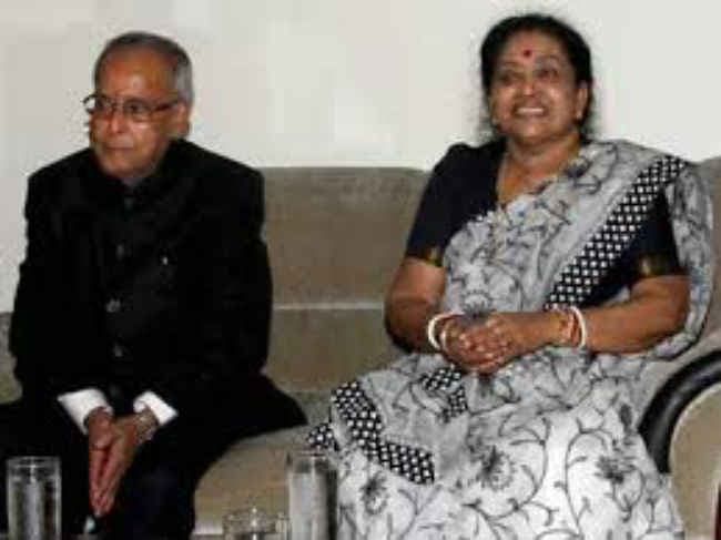 राष्‍ट्रपति प्रणब मुखर्जी की पत्नी शुभ्रा का निधन, कल दिल्ली में होगा अंतिम संस्कार