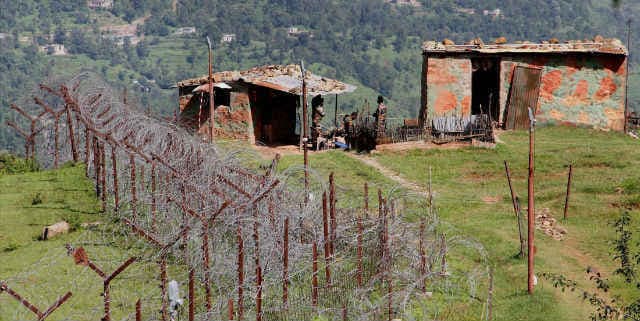 पाक सैनिकों ने नियंत्रण रेखा एवं अंतरराष्ट्रीय सीमा पर स्थित चौकियों एवं गांवों पर की गोलीबारी