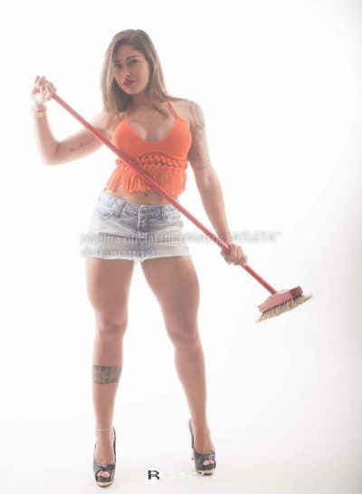 एक स्ट्रीट स्वीपर का हॉट फोटो हुआ इंटरनेट पर वायरल, लोगों ने दी स्वीपर बेब की उपाधि