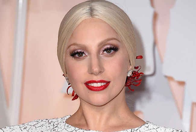 लेडी गागा ने किया ''पूल पार्टी'' का आयोजन