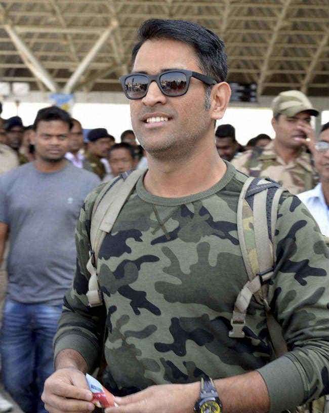 महेंद्र सिंह धौनी ने पारा जंपिंग की दूसरी छलांग लगायी