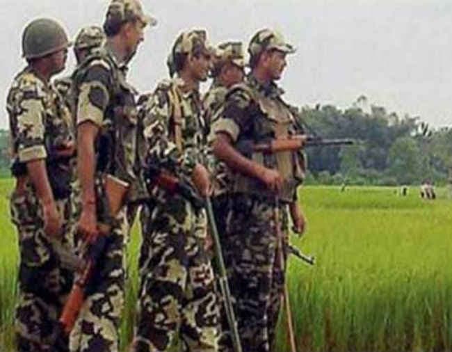 ग्रामीणों का दिल जीतने को बंदूक के साथ हल भी चला रहे CRPF जवान