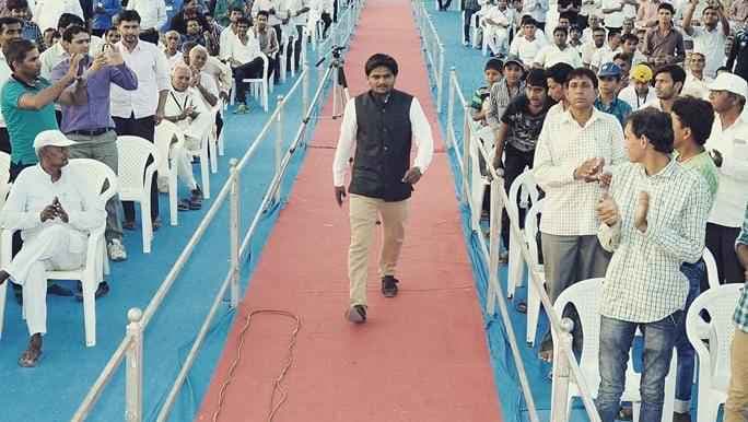 हार्दिक पटेल ने दी बुआ आनंदीबेन को चुनौती, बोले कांग्रेस को हटाया, 2017 में भाजपा को भी हटायेंगे