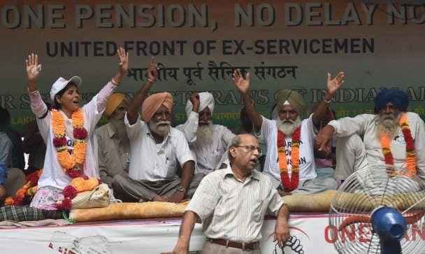 पूर्व सैनिकों को जंतर मंतर से हटाने की कोशिश करने वाले 36 पुलिस अफसरों का तबादला