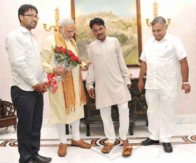 मिलिए, पीएम मोदी के अनोखे फैन से, दो साल तक नहीं पहनी चप्पल