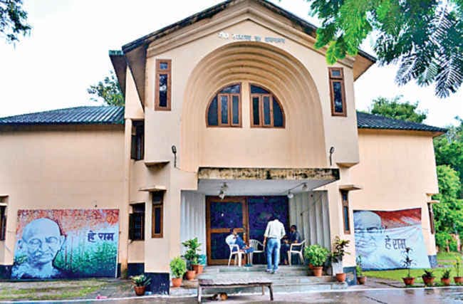 जनता की नब्ज टटोल रहे राजनेता